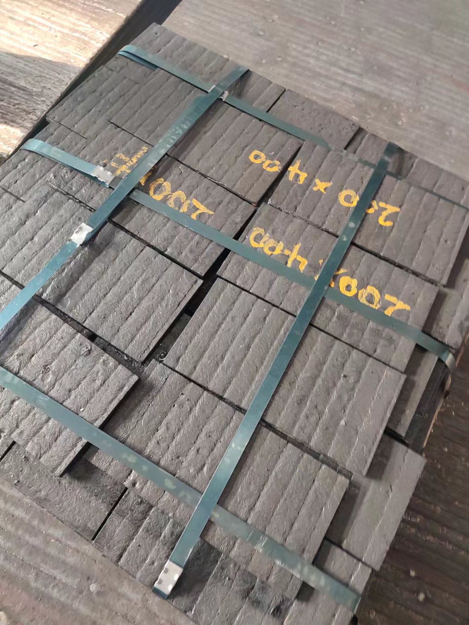 香港堆焊耐磨板耐磨钢板