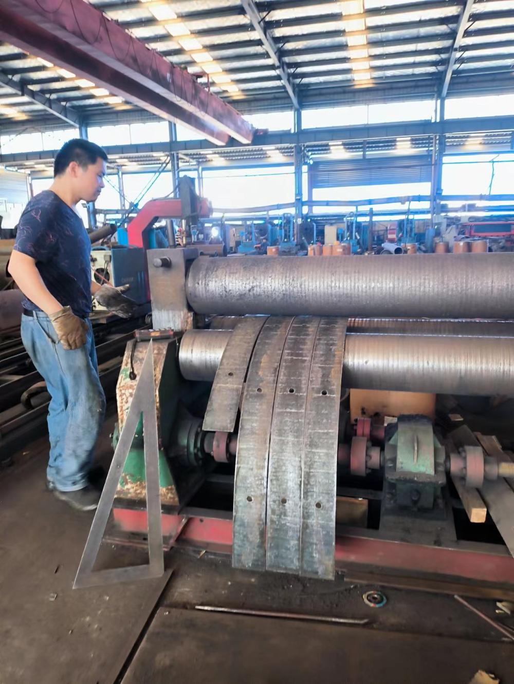 香港合金耐磨板折弯加工和操作流程