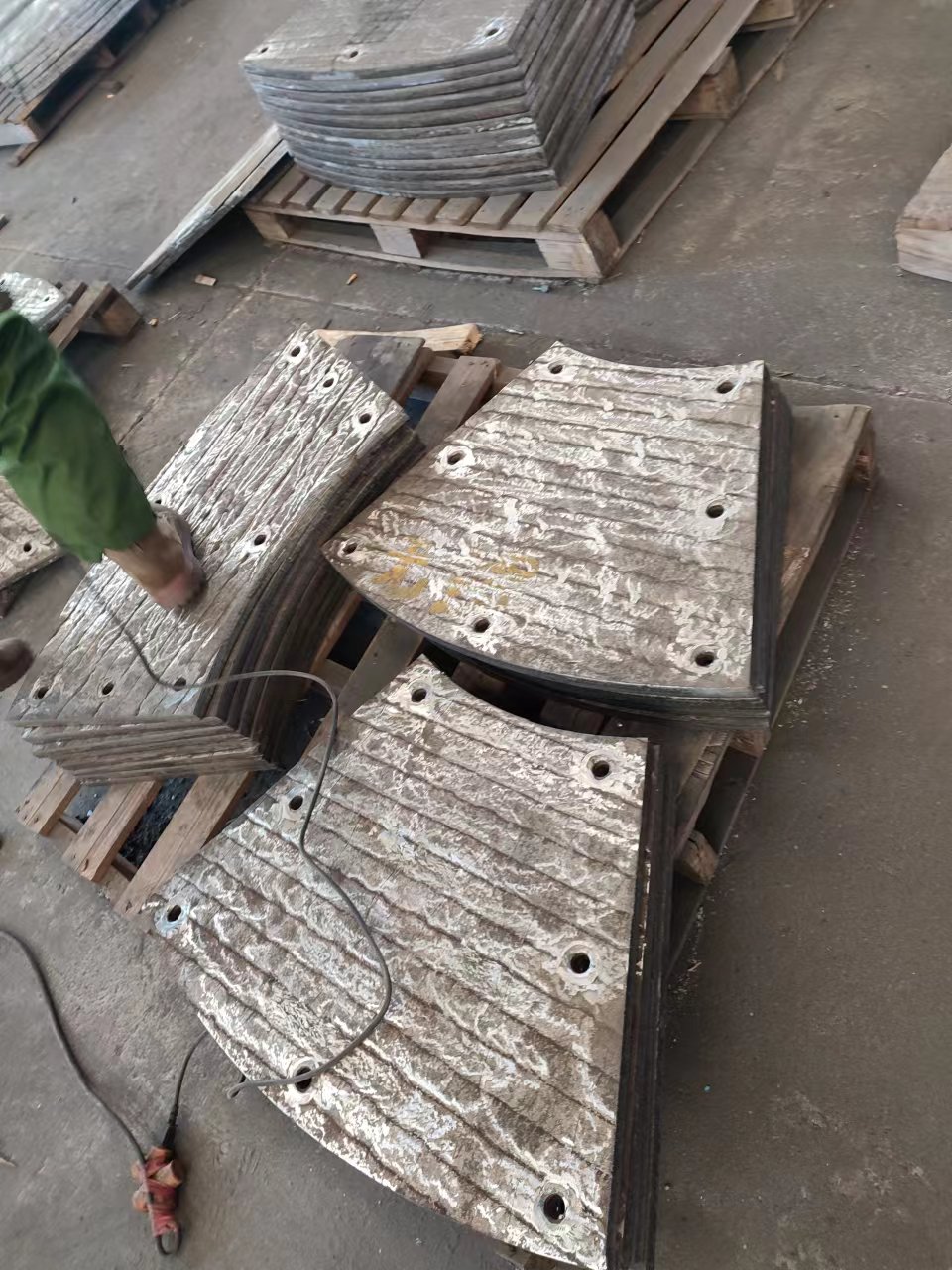 香港高铬合金耐磨板，堆焊耐磨板