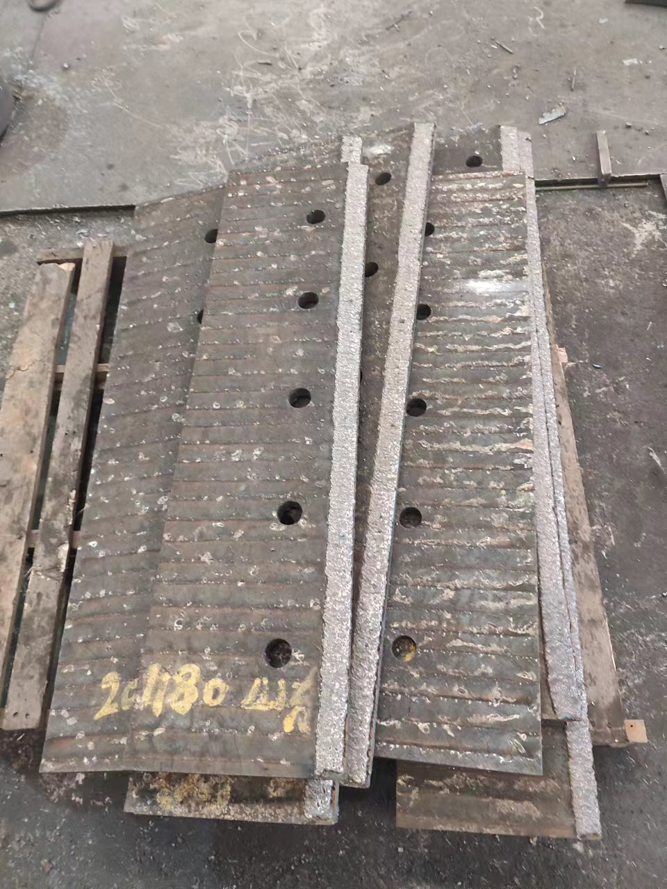 香港挖斗机衬板挖斗机耐磨衬板堆焊耐磨板